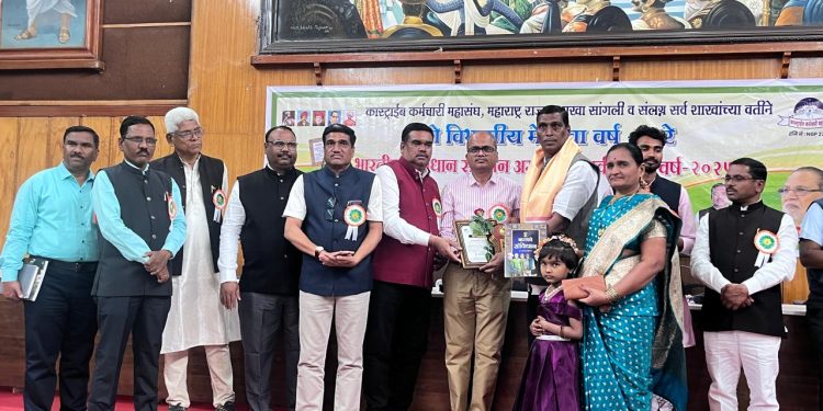 मुख्याध्यापक श्री. बंडू ताराबाई शामराव बनसोडे यांना ‘आदर्श मुख्याध्यापक’ पुरस्कार प्रदान