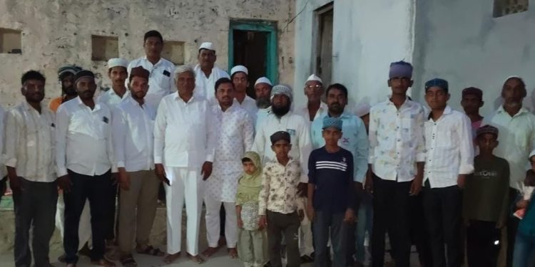 माळकवठे येथे हिंदू-मुस्लिम एकतेचे दर्शन; हणमंतराव कुलकर्णी यांच्याकडून इफ्तार पार्टीचे भव्य आयोजन!