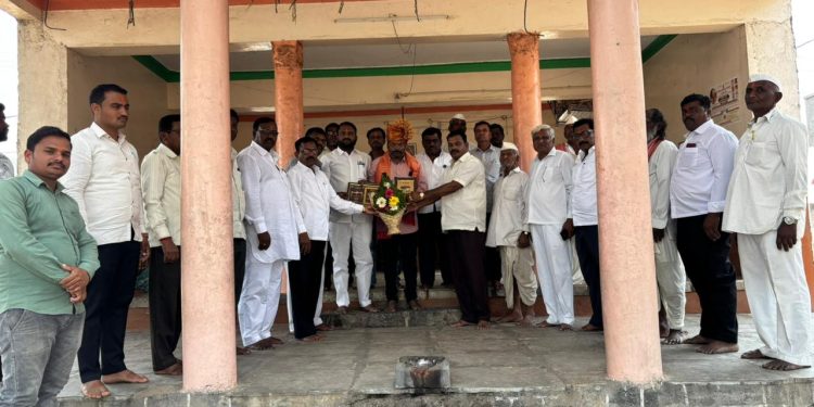 कर्नाटक सरकारचा ‘कन्नड जानपद लोककला’ पुरस्कार मिळाल्याबद्दल देवेंद्र गोंधळी यांचा गौरव”