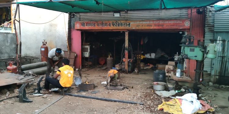 मंद्रूप येथील श्री गणेश वेल्डिंग व फॅब्रिकेशनच्या वतीने बळीराजासाठी प्रगत आणि भक्कम शेती अवजारांची निर्मिती करण्यात येत आहे.